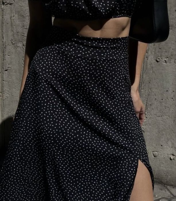 Легка чорна спідниця в горошок правильної довжини