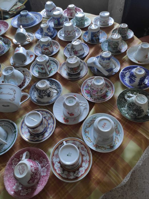 Various mugs.446353432265379842