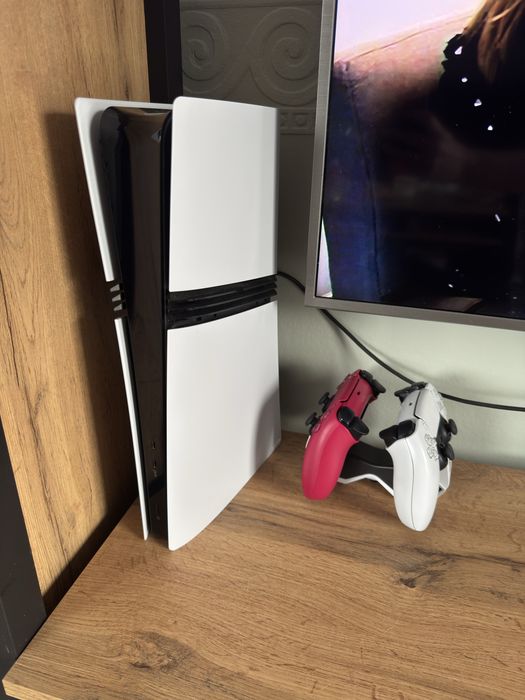 PS5 Pro 2TB Dwa Pady i Stacja ładujaca