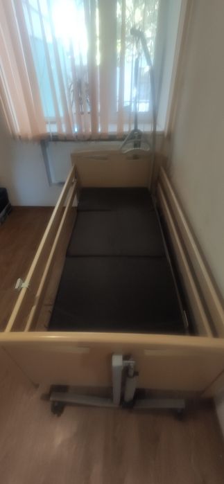 Медицинская кровать с электроприводом трёхсекционная для лежачих больн