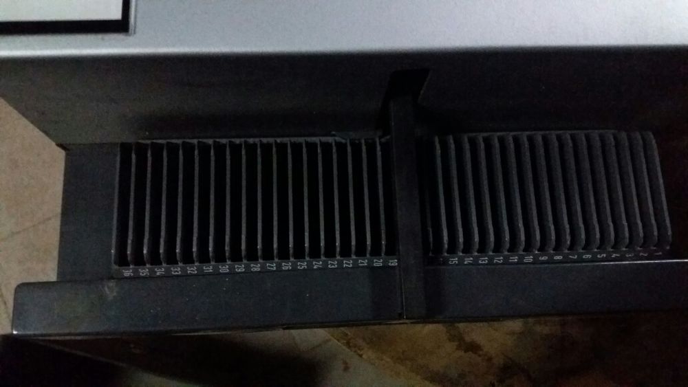 Retroprojector antigo com todas as ligações com com caixa