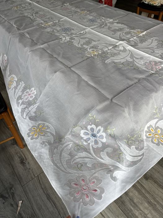 Toalha de mesa em linho e organdy com bordado da Madeira
