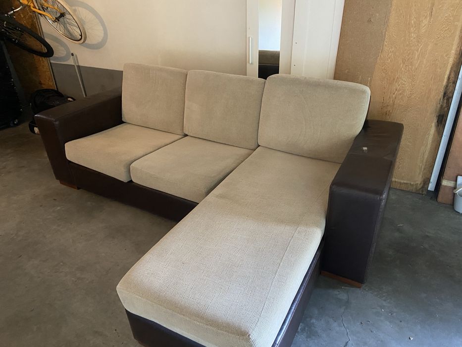 Sofa 3 lugares  bege e revestimentos em couro