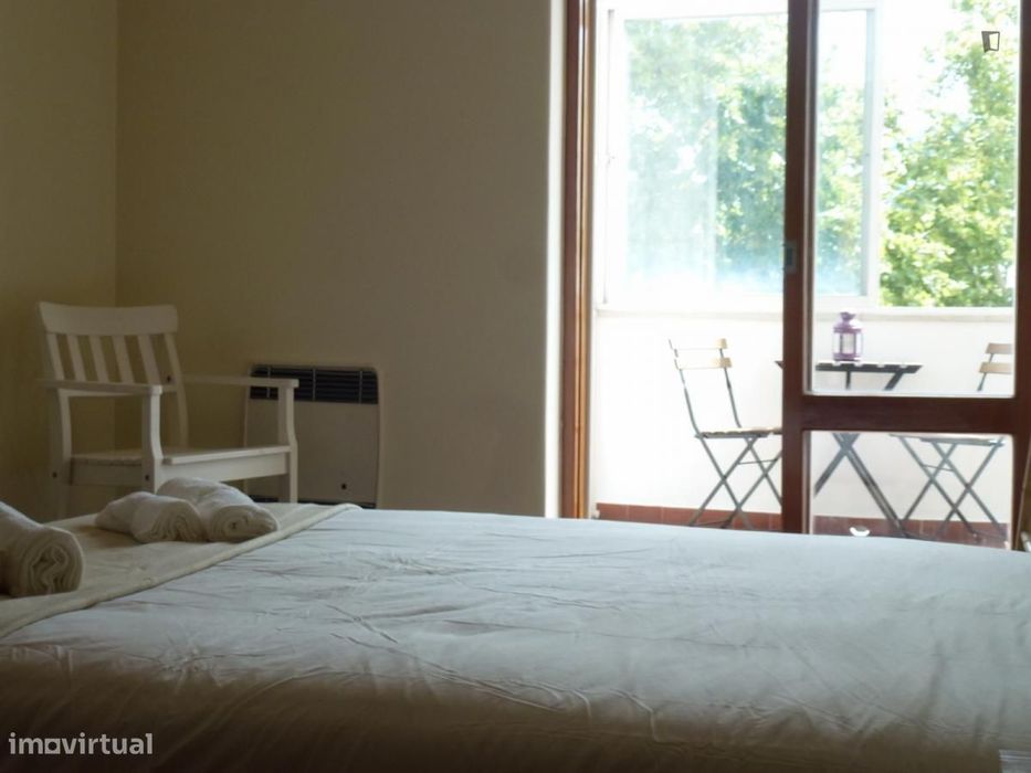 Quarto - localizado em Campolide Lisbon