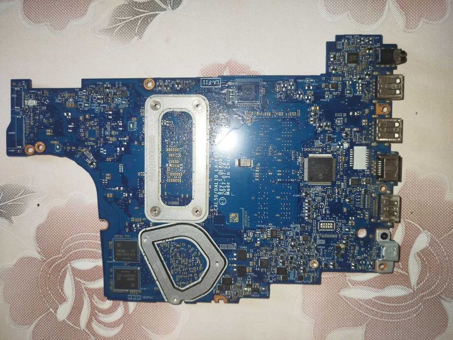 РОЗБОРКА Dell INSPIRON 5570 ( P75F001) intel core i3, redeon grafic