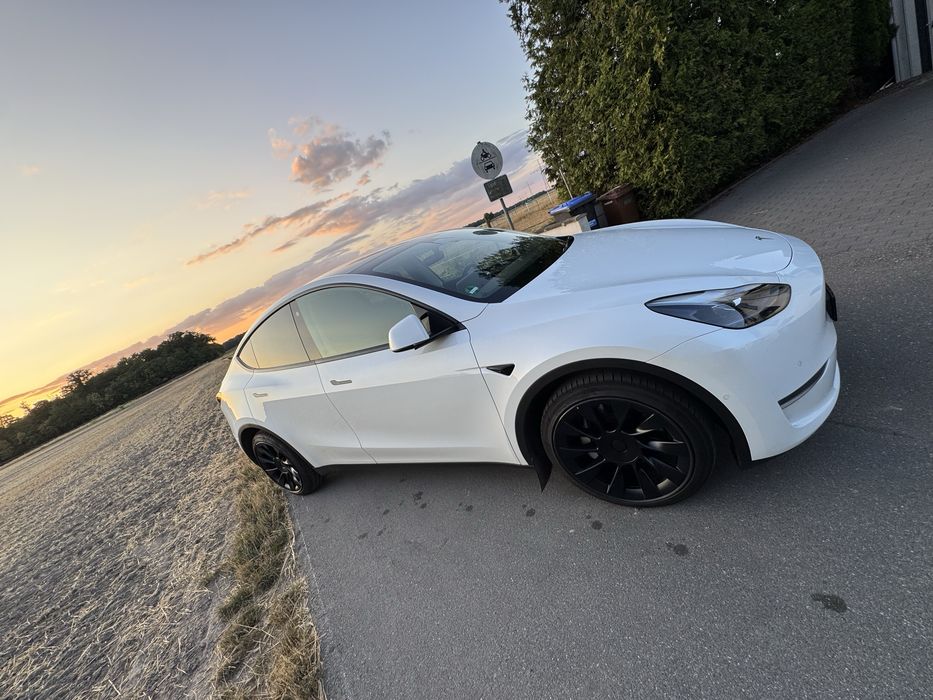 Tesla Y long range hak holowniczy felgi turbiny