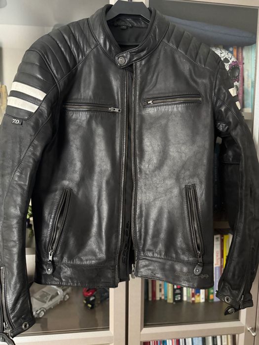 Casaco de pele segura e capacete roeg