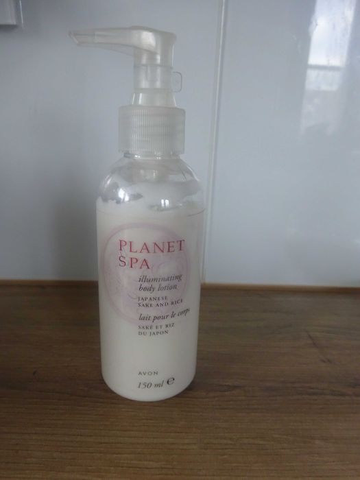 AVON Planet Spa Japońska Sake i Ryż Rozświetlający balsam do ciała 150