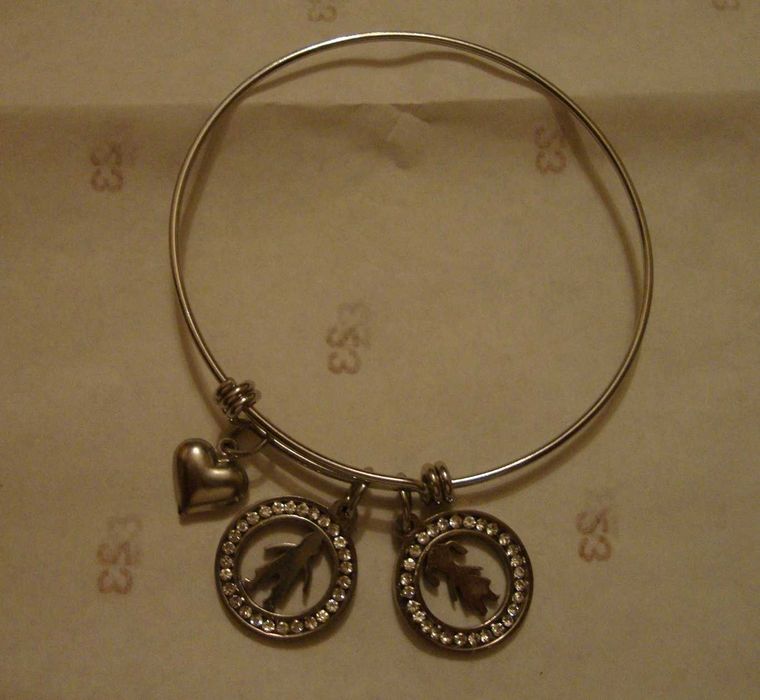 Pulseira com coração e medalhas