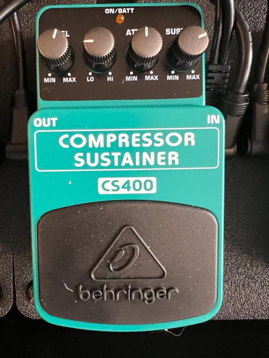 Maleta Behringer PB 600 (capacidade para 6 pedais) + 3 pedais