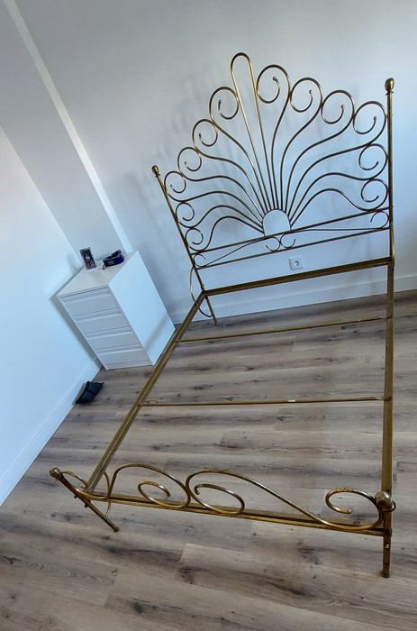 Linda cama de casal latão dourado