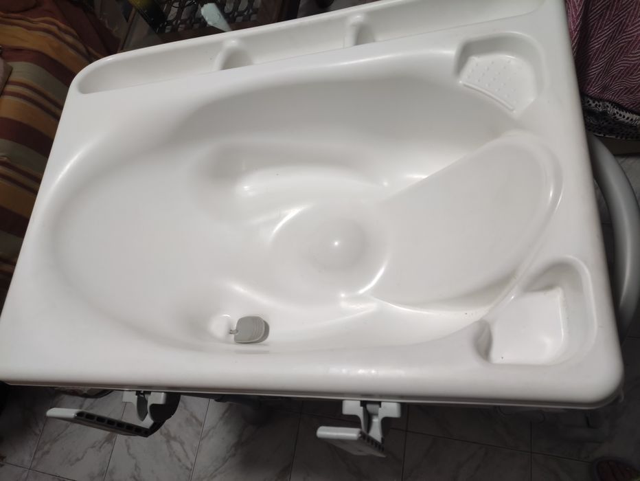 Vendo banheira de bebé com móvel de rodas