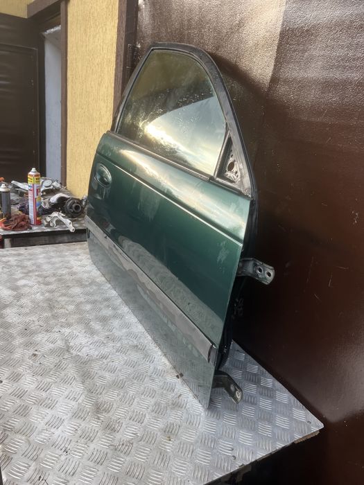 Стекло дверь правая Toyota avensis t22 год 2001 авенсис т22