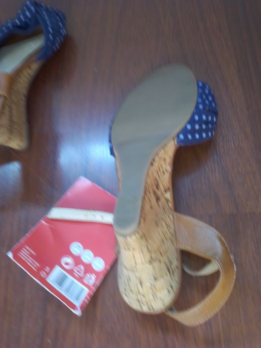 Sandálias elegantes de Verão com tacão de cunha de imitação de cortiça