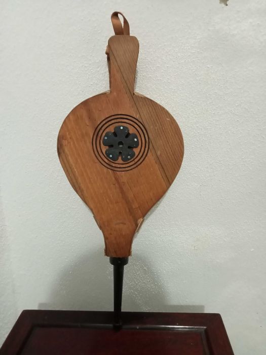 Fole de madeira e couro