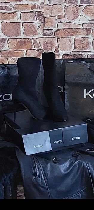 Czarne zamszowe botki na szpilce Marki Kazar