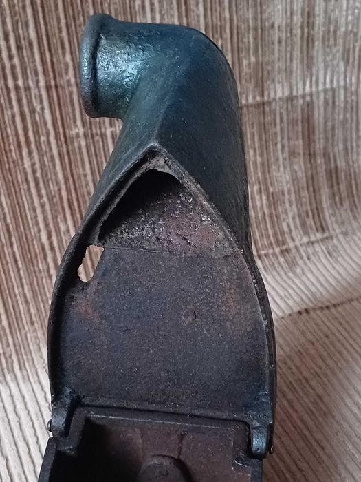 Stare Żelazko Na Węgiel z Kominem.