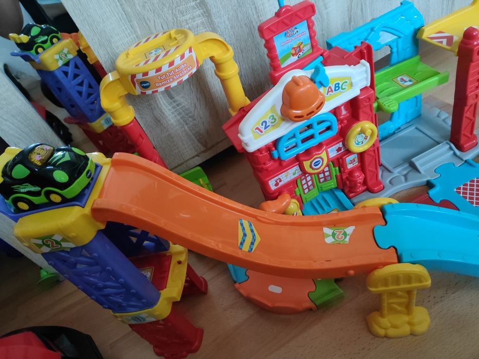 Tut Tut Autka. Remiza strażacka, wyscigowka