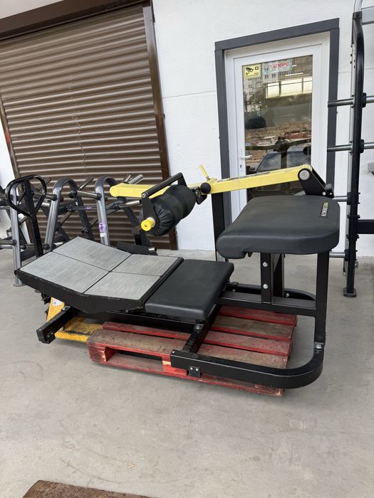 Тренажеры Technogym Pure strength Ягодичный мост , рычажная тяга
