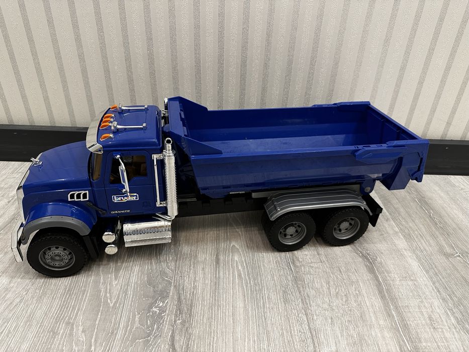 Самосвал Bruder Mack