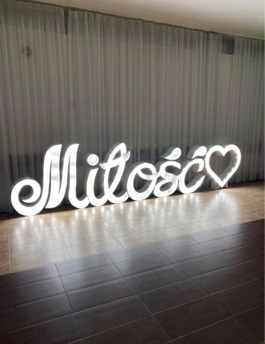 Duży napis miłość z osobnym sercem  odbiór osobisty