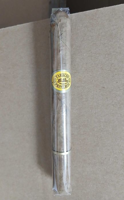 2 charutos , 1 é Gigante 56cm