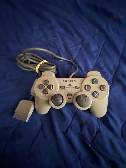 (LER DESCRIÇÃO)Várias Playstation 1, jogos e comandos A FUNCIONAR