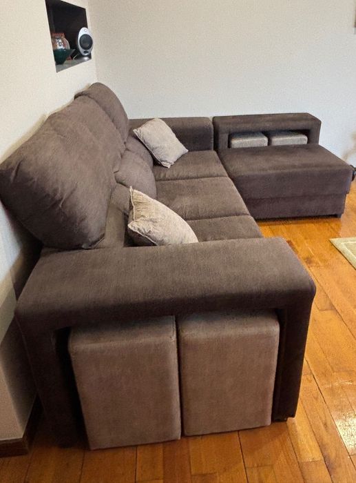 Vendo sofá usado com chaise longue, 4 bancos encastrados, restante assentos extensíveis, está em muito bom estado, mede 2,60 m