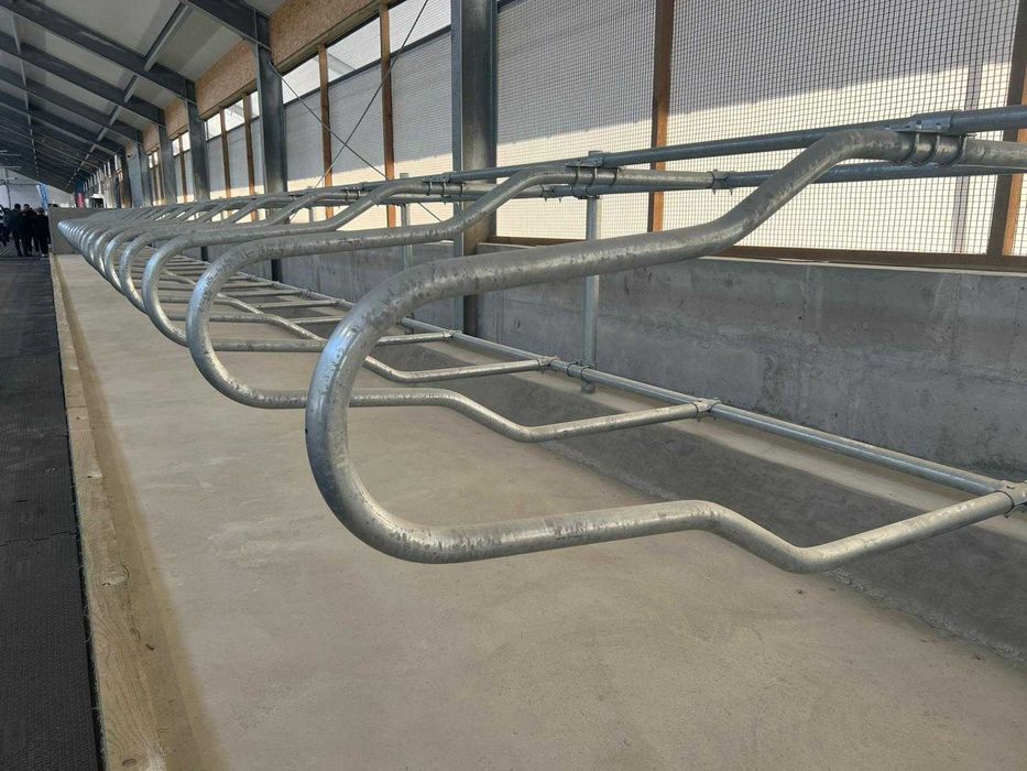 Agrafki Obejmy Rury Drabiny wyposażenie obory KOMPLETNE!