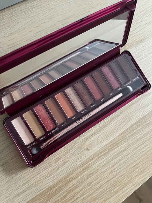 Paleta 12 cieni do powiek Eveline