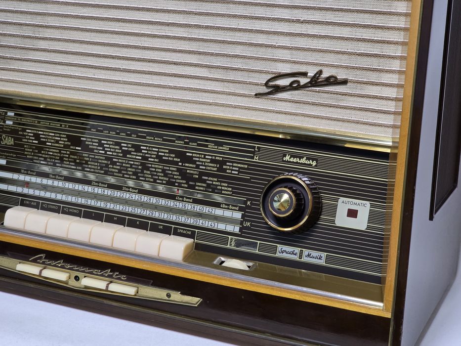 Rádio antigo reparado SABA