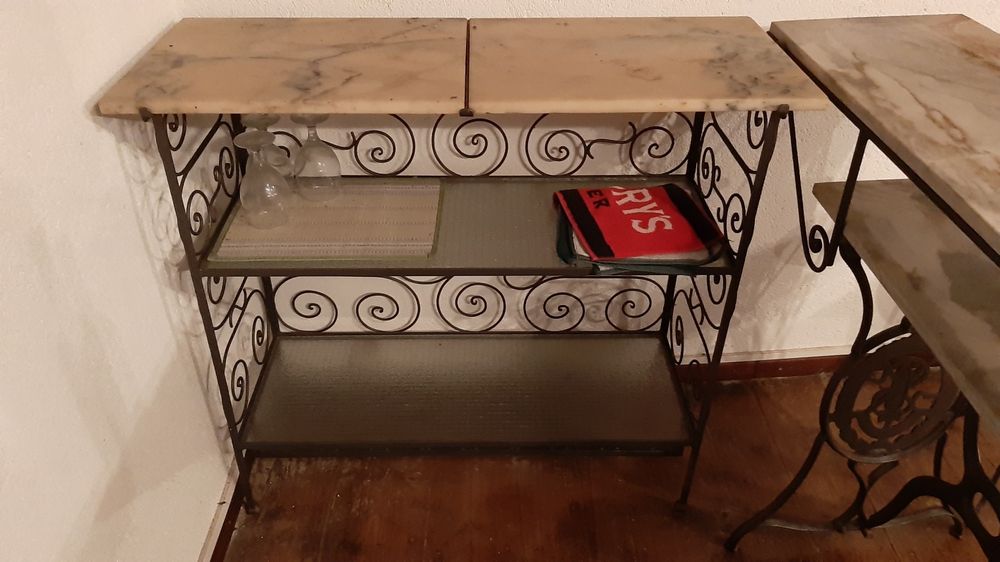 Balcão de bar com bancos