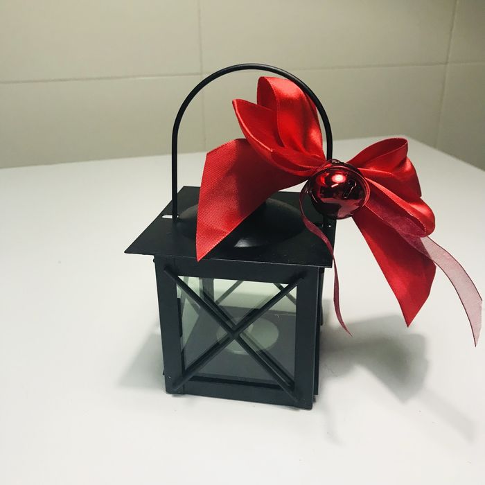 Lanterna preta com enfeite de natal