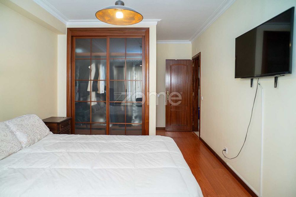 Apartamento T3 com parqueamento e arrecadação