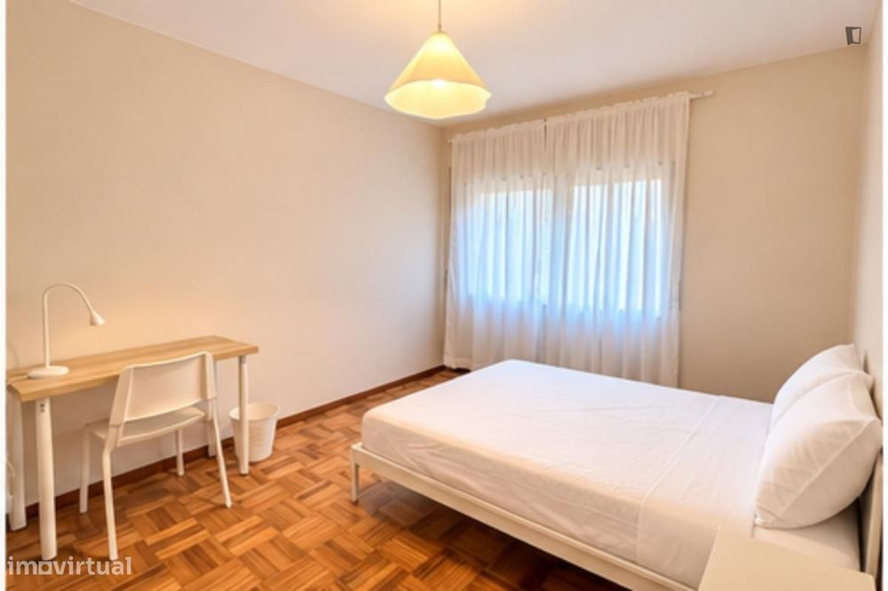 Quarto - localizado em Mafamude Porto
