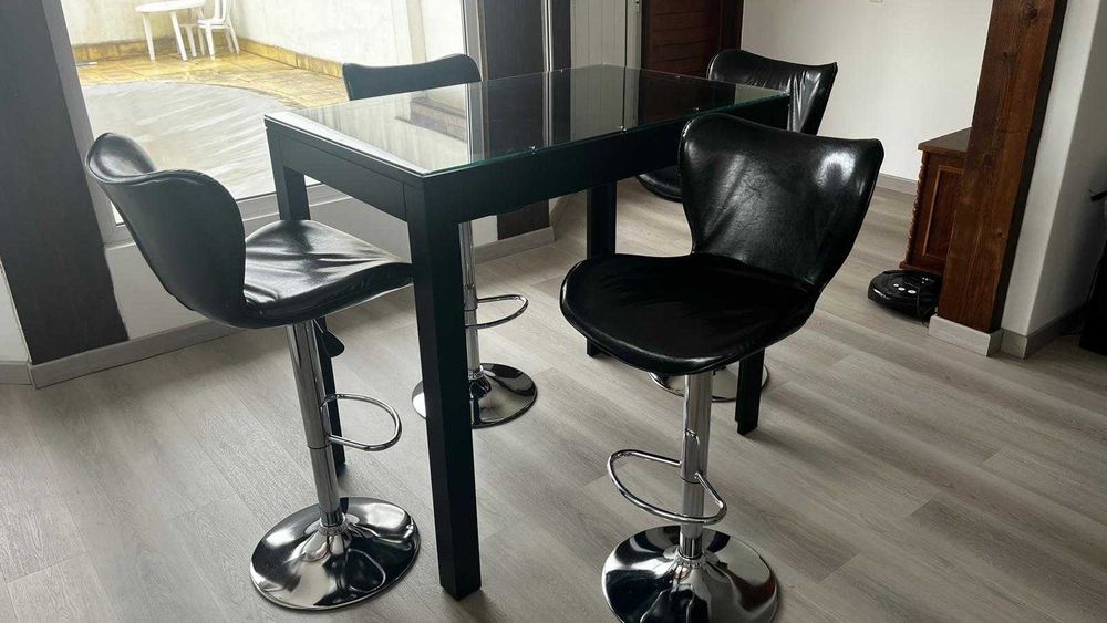 Conjunto de mesa com 4 bancos altos