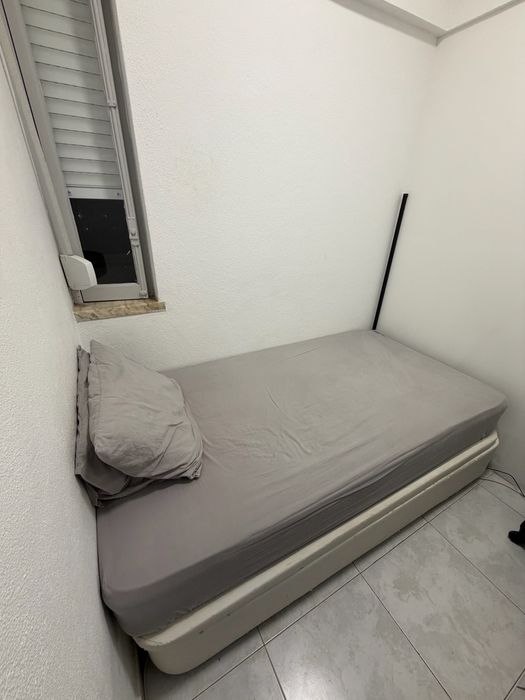 Cama de solteiro com arrumação / baú – bom estado