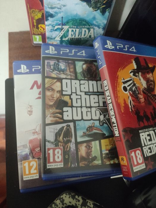 PS4 Pro 1TB 4K – Caixa Original + 2 Comandos + 3 Jogos (GTA V, RDR2)