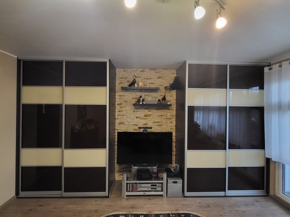 Drzwi przesuwne do szafy, szafa z drzwiami przesuwnymi