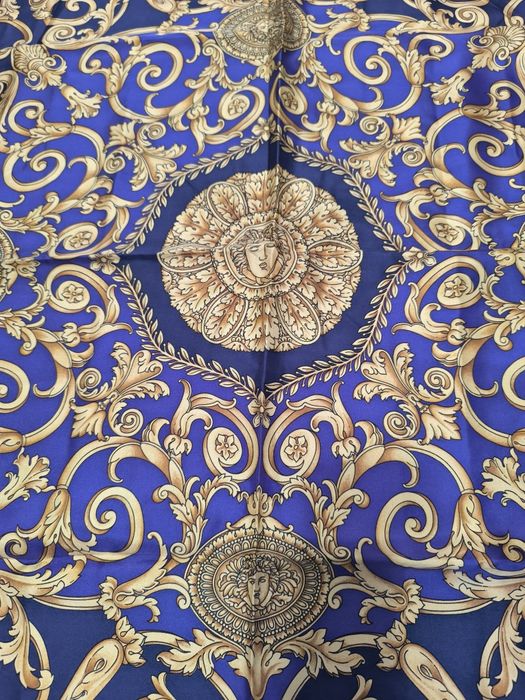 Вінтажний шарф Atelier Versace Італія 
Розмір 85*86 см.
