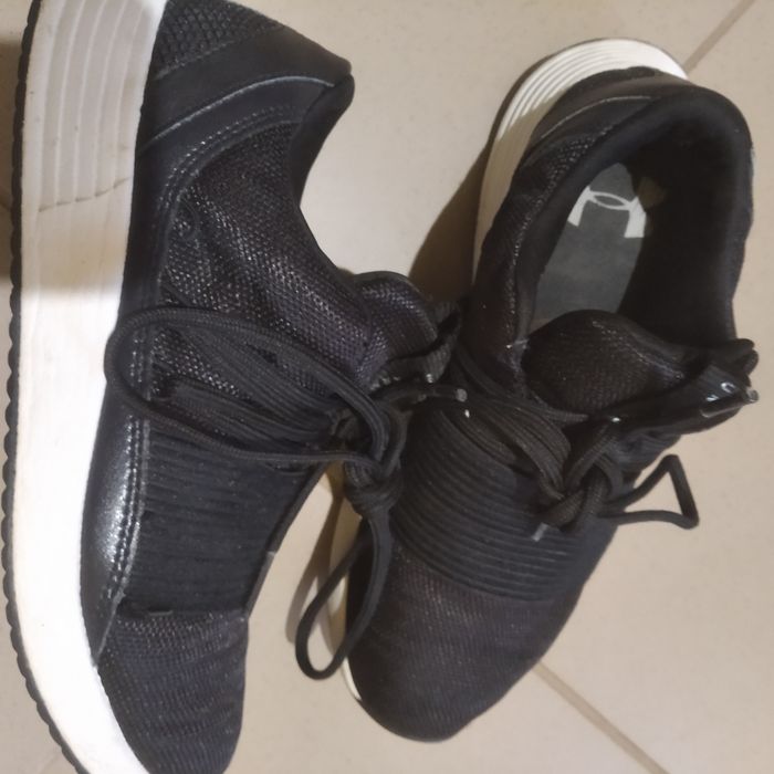 Buty sportowe Under Armour rozmiar 37,5