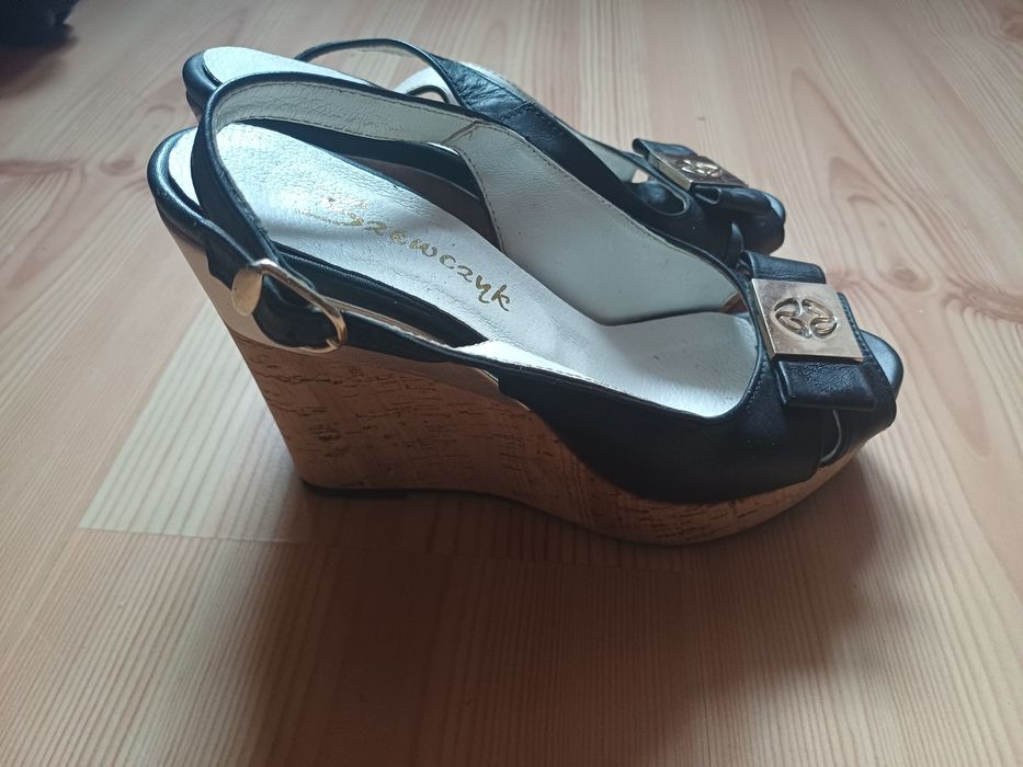 Letnie skórzane buty na koturnie