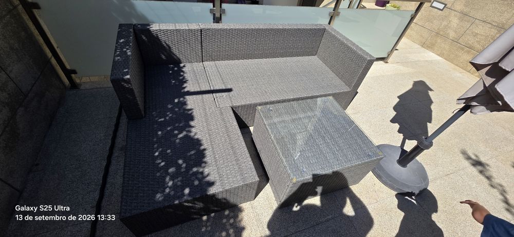Sofá exterior com mesa