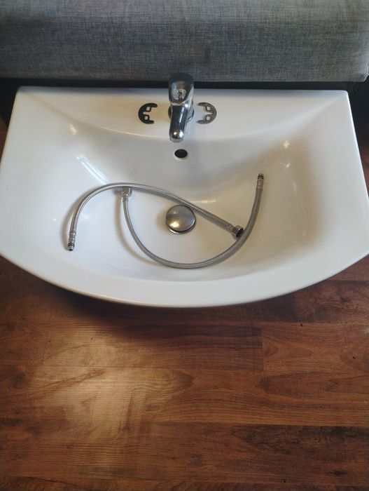 Umywalka łazienkowa szer 65cm.+bateria umywalkowa -dprawna w 100%.