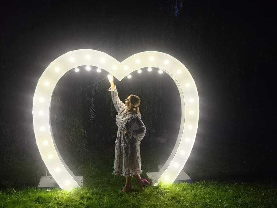 Ślubne dodatki wypożyczalnia. Ciężki dym, napis Love, serce, bańki