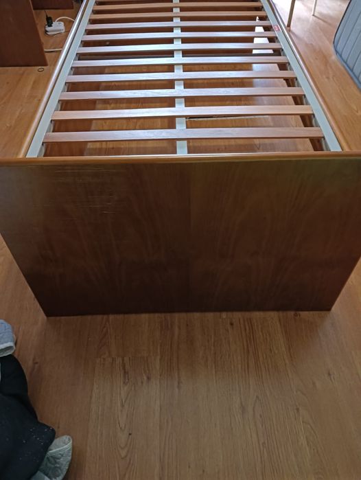 Cama de solteiro em madeira de pinho com estrado