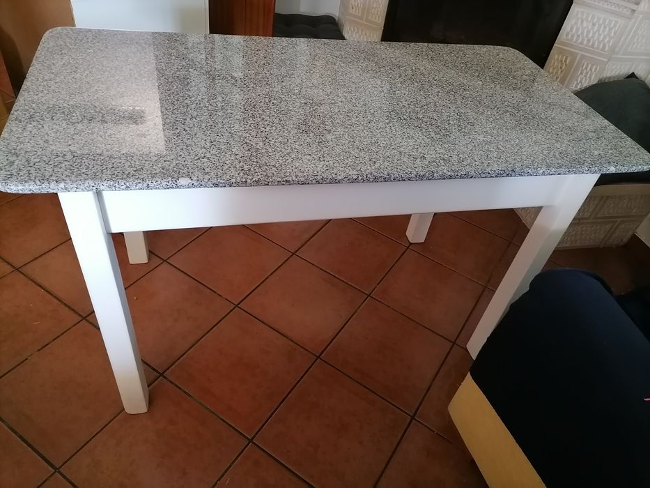 Mesa rectangular com tampo em pedra