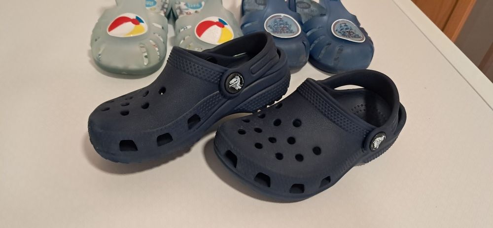Crocs e sandálias Gioseppo 24