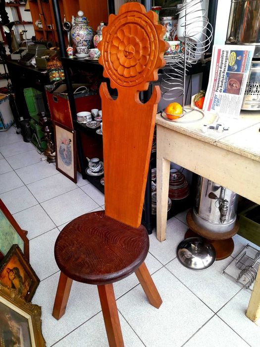 Cadeira antiga de madeira