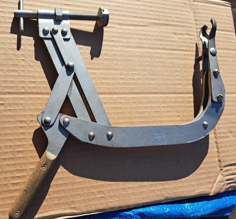 Serviço de limpeza de peças a jato de granalha de vidro.